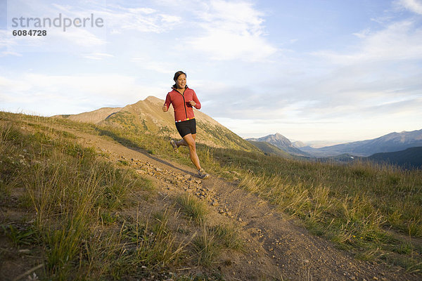 Frau  folgen  rennen  Wald  Colorado