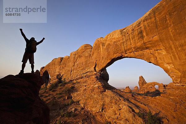 hoch  oben  nebeneinander  neben  Seite an Seite  heben  Silhouette  Brücke  wandern  Utah