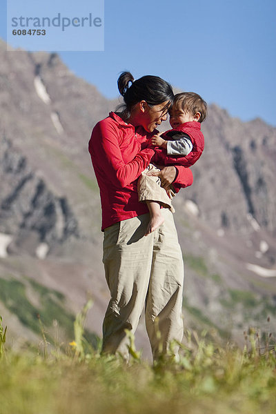 Espe  Populus tremula  Außenaufnahme  Sohn  Reise  Berg  Landschaftlich schön  landschaftlich reizvoll  Rucksackurlaub  Spiel  Wiese  braun  Mutter - Mensch  Colorado  Monat  alt