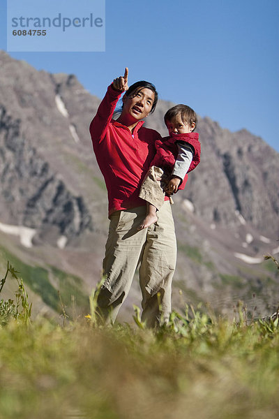 Sohn  Reise  Berg  Landschaftlich schön  landschaftlich reizvoll  Rucksackurlaub  Spiel  Wiese  braun  Mutter - Mensch  Colorado  Monat  alt