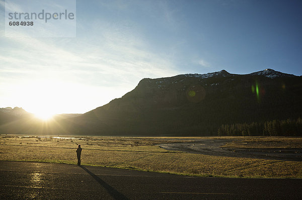 Frau  Sonnenaufgang  Fernverkehrsstraße  Feld  Getränk  Kaffee  Yellowstone Nationalpark