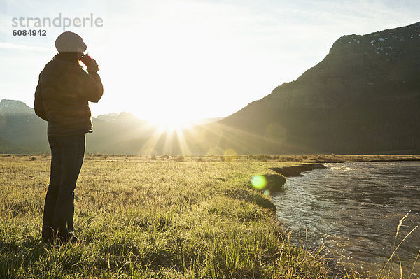 Frau  Sonnenaufgang  Feld  Getränk  Kaffee  Yellowstone Nationalpark