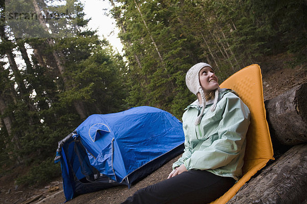 sitzend  Frau  Berg  sprechen  Felsen  drehen  camping  unbewohnte  entlegene Gegend