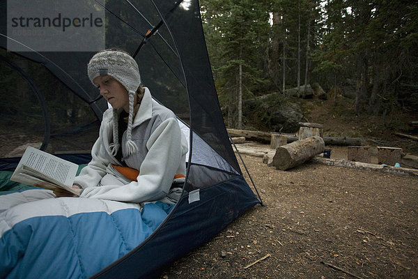 sitzend  Frau  Berg  Felsen  Buch  Campingplatz  Zelt  unbewohnte  entlegene Gegend  Taschenbuch  lesen