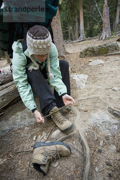 sitzend  Frau  Berg  Felsen  Stiefel  wechseln  wandern  Colorado