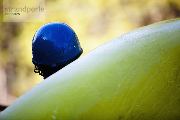 grün  Fluss  wandern  blau  Kajak  Kajakfahrer  Helm