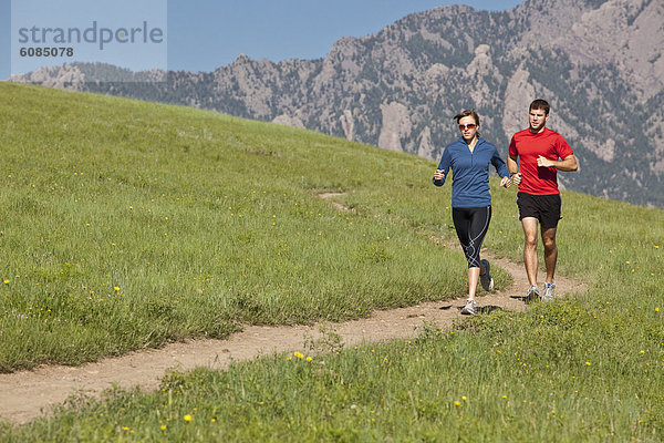 Frau  Berg  Mann  Felsen  folgen  rennen  Wiese  Vorgebirge  Colorado