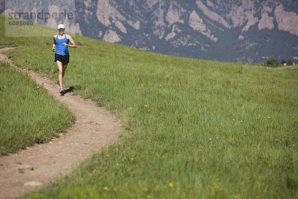 nahe  Biegung  Biegungen  Kurve  Kurven  gewölbt  Bogen  gebogen  Frau  folgen  rennen  Hintergrund  Vorgebirge  Boulder  Colorado  Mesa