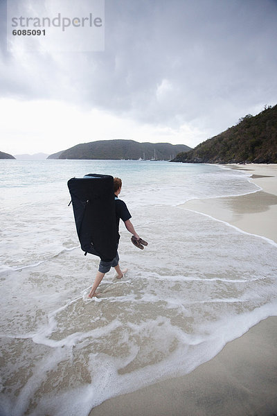 Mann  tragen  gehen  Strand  weiß  Sand  Sandale  Unfall  Freeclimbing