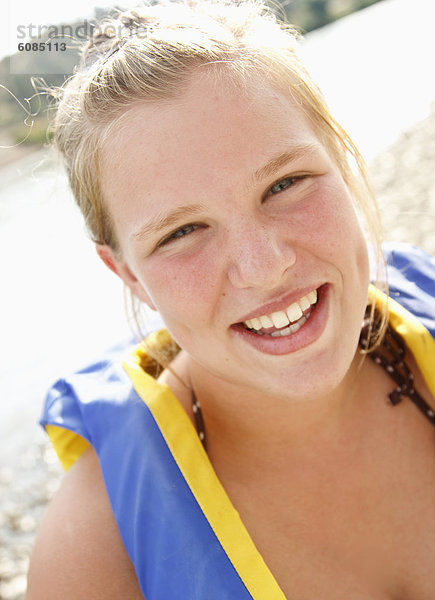 sehen  Lifestyle  lächeln  Jacke  Fluss  blau  Kajak  Kleidung  Yellowstone Nationalpark  Mädchen
