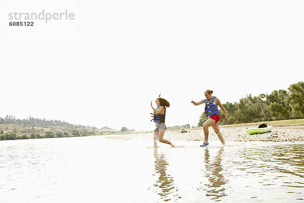 Geschwindigkeit  Tag  Lifestyle  rennen  Jacke  Fluss  blau  Kajak  2  schwimmen  Mädchen  Yellowstone Nationalpark