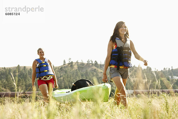 Tag  Lifestyle  tragen  grün  Jacke  Fluss  Feld  Kajak  2  Mädchen  Yellowstone Nationalpark