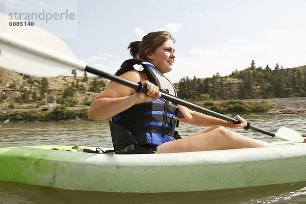 Wasser  Jugendlicher  Kälte  Lifestyle  grün  Jacke  Fluss  Paddel  Kajak  jung  Yellowstone Nationalpark  Mädchen