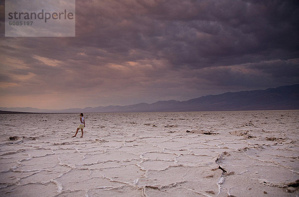 Nationalpark stehend Frau Wolke Sonnenaufgang unterhalb Death Valley Nationalpark