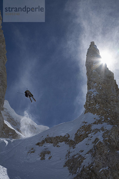 In der Luft schwebend  Skifahrer  springen  Argentinien