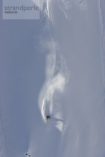 Berg  Skifahrer  drehen  über  Produktion  Gesichtspuder  schießen  Alaska