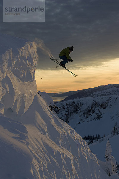 In der Luft schwebend  Skifahrer  Sonnenuntergang  springen  Kanada