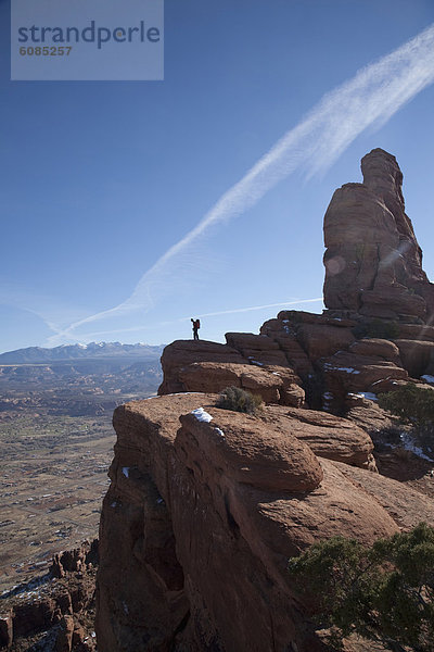 stehend  über  Steilküste  Ignoranz  wandern  Moab  Sandstein  Utah