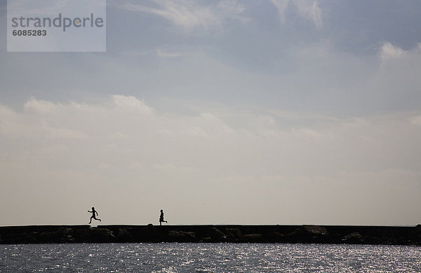 Mensch  zwei Personen  Menschen  Silhouette  rennen  Ozean  Ignoranz  Kai  2  jung