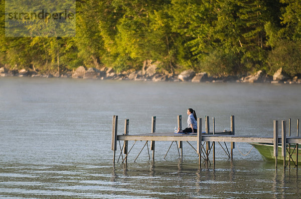 Frau  strecken  Morgendämmerung  See  Dock  Maine