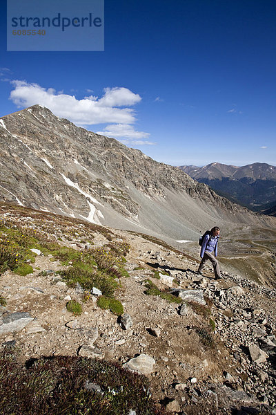 Frau  Berggipfel  Gipfel  Spitze  Spitzen  folgen  hoch  oben  Hintergrund  wandern  vorwärts