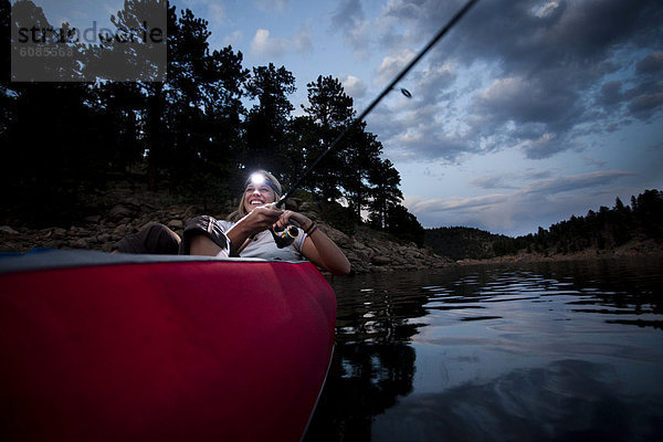 liegend  liegen  liegt  liegendes  liegender  liegende  daliegen  Frau  lachen  Kanu  angeln  aufblasen  Abenddämmerung