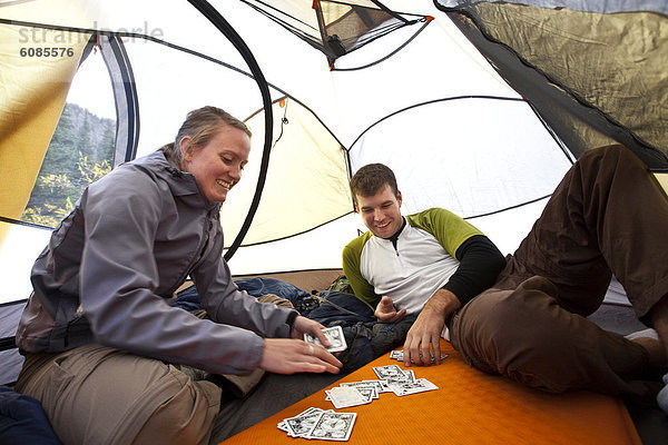 Frau  Mann  Rucksackurlaub  Zelt  innerhalb  Karte  Rocky Mountains  lachen  Colorado  spielen