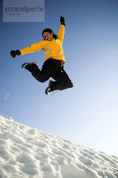 Frau  Berg  Sonnenlicht  springen  Hispanier  Schnee