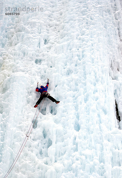 aufwärts Wasserfall Klettern gefroren