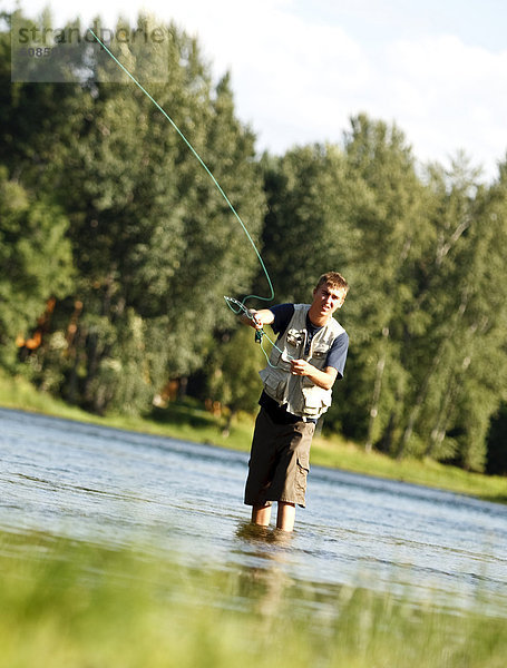 nahe  Jugendlicher  Junge - Person  Fluss  angeln  Schwan