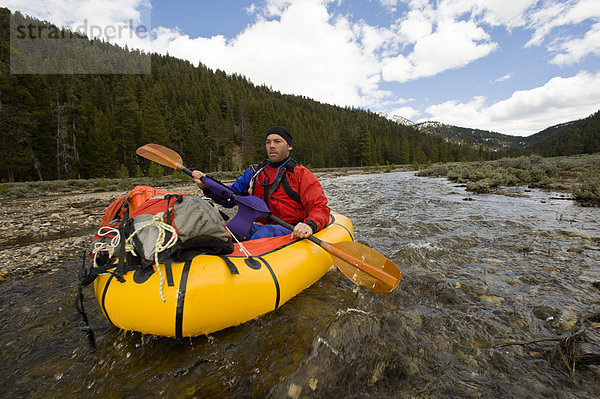 Mann  klein  Fluss  Paddel  jung  aufblasen  Lachs  Idaho  Floß