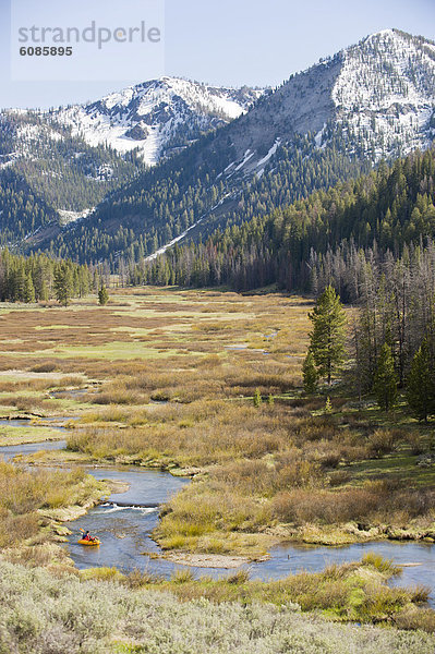 hoch  oben  nahe  Mann  klein  Berg  Fluss  Paddel  Wiese  jung  aufblasen  Lachs  Idaho  Floß