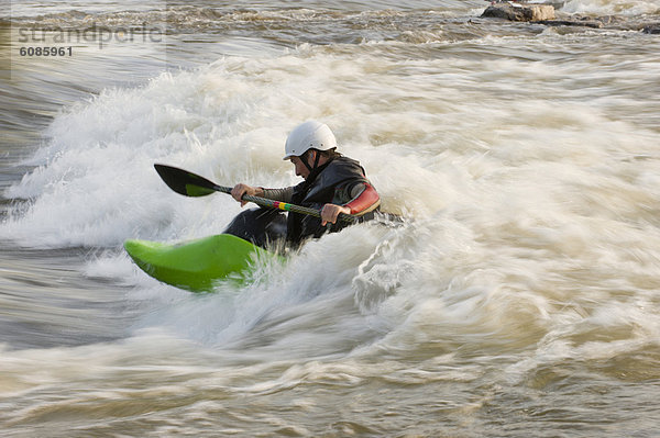 Boot  frontal  Kajakfahrer  Wildwasser  Windsurfing  surfen