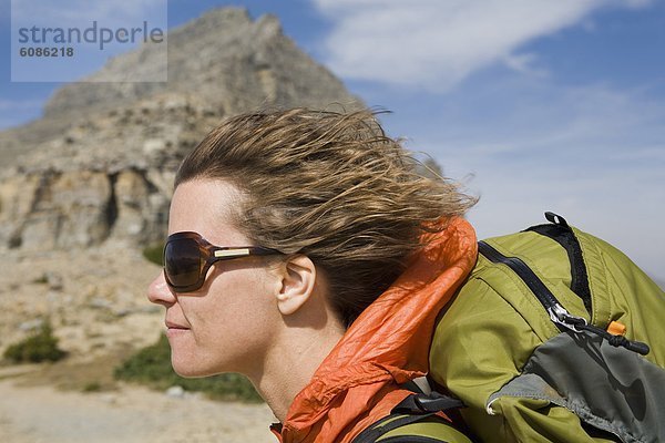 Berg  Fröhlichkeit  blasen  bläst  blasend  Kraft  Wind  Rucksackurlaub  Hintergrund  Haar