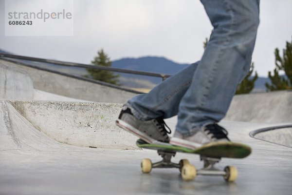 Jugendlicher  öffentlicher Ort  Asphalt  Skateboarding