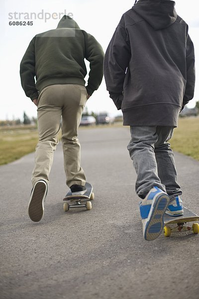 Jugendlicher  Reise  öffentlicher Ort  Asphalt  Skateboarding