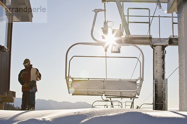 hoch  oben  Berg  Winter  Snowboard  Fröhlichkeit  Sonnenstrahl  Felsen  Urlaub  Ausbilder