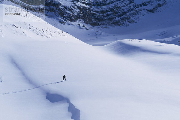 hoch  oben  Skifahrer  unbewohnte  entlegene Gegend  Rocky Mountains  kanadisch  tief  Hang