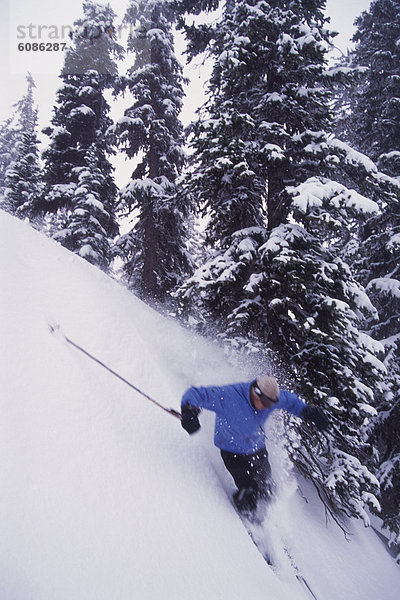Mann  Skisport  Seitenansicht  Hang