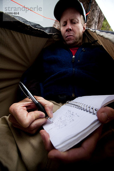 Mann nehmen schreiben ruhen Schnee Hängematte Regen kurz kurze kurzes kurzer Zeitschrift Rest Überrest Wetter