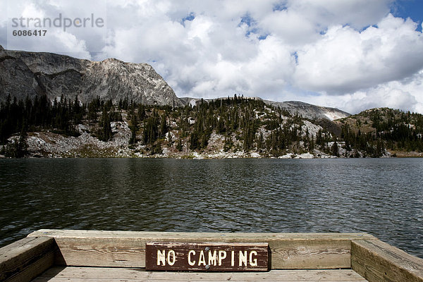 sitzend  über  Zeichen  Berg  See  camping  Zaun  vorlesen  Signal  Wyoming