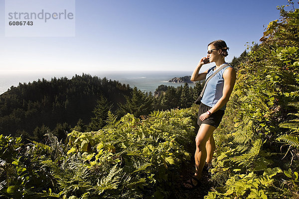 Handy Frau antworten Kleidung Sommer folgen Küste Pause wandern Sonnenbrille