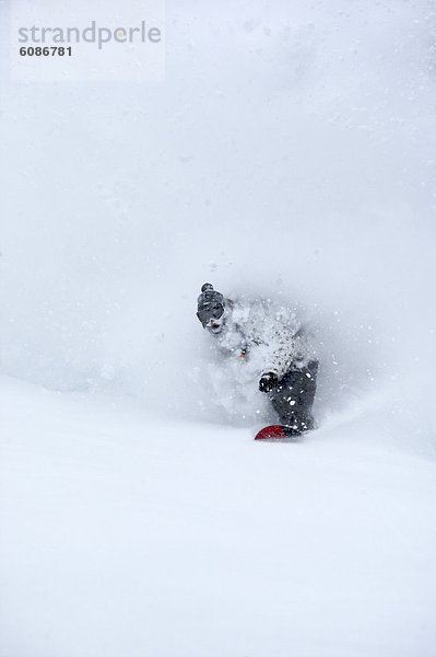 Mann  Snowboard  tief  Schnee