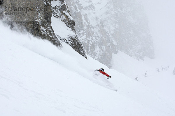 Mann  Steilküste  Loch  Skisport  unterhalb  Jackson  Wyoming