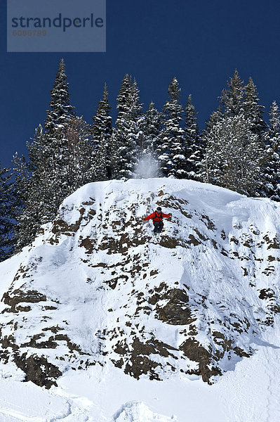 Mann  Steilküste  Kopfkissen  Loch  Skisport  tief  Jackson  Schnee  Wyoming