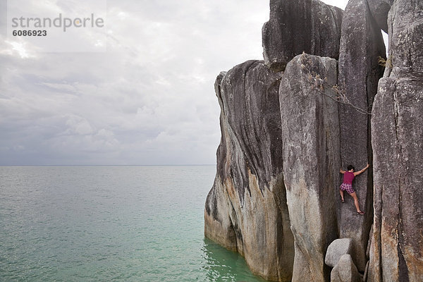 Felsbrocken  Frau  über  Ozean  Säule  Insel  Klettern  Australien  Granit  Queensland