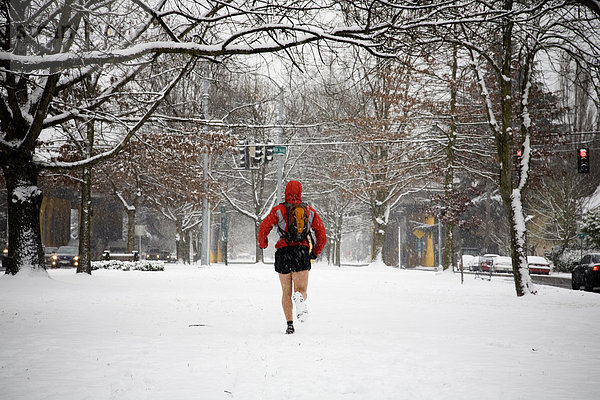 Rucksack  Winter  Straße  rennen  Großstadt  Läufer  Kleidung  Shorts