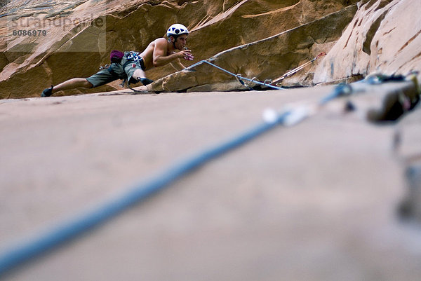 Felsbrocken  Mann  Inspektion  jung  Richtung  klettern  Moab  Utah