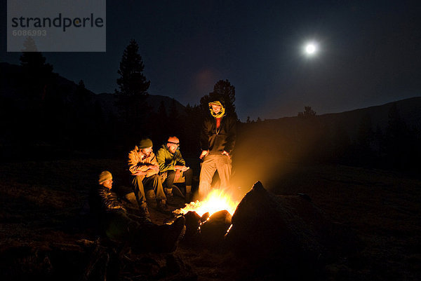 sitzend  Wärme  camping  Feuer  Yosemite Nationalpark  Kalifornien