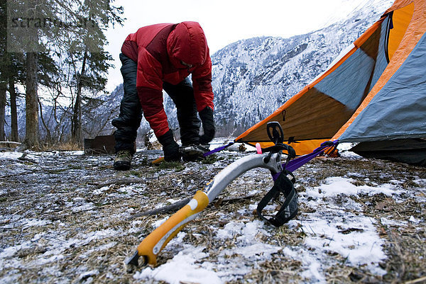 benutzen  Mann  Wind  Eis  Zelt  jung  Sicherheit  Axt  Alaska  Anchorage